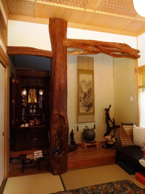 対馬の山林で転がっていた木をそのままの形で利用した柱