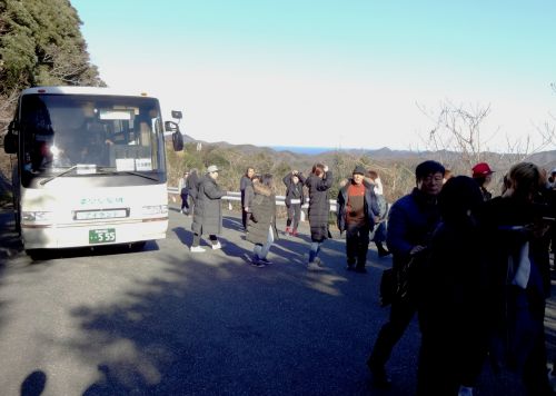 対馬の烏帽子岳山頂に向かう韓国人旅行者ら