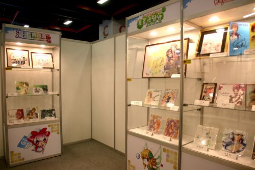 過去に来場したゲストのサインなどの展示