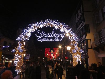 クリスマスの屋台だけではなく、街中がキラキラしています