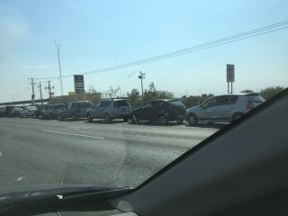 在庫のあるガソリンスタンドには長蛇の列