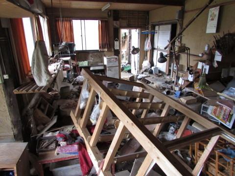 熊本地震直後の工房の様子