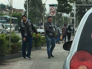 車の列を整理する派遣職員たち