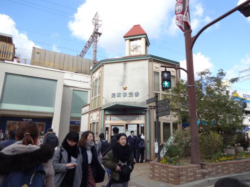 JR元町駅前のサントス市にある建物のデザインを模した交番