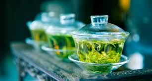 緑茶の色彩を愛でながら飲むという通も。（画像提供：Pikwik)