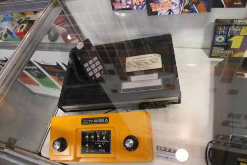 1977年発売の「カラーテレビゲーム6」（下）