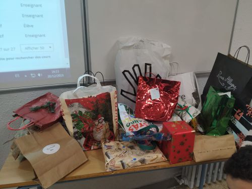 教室の端に置かれた、生徒が持ってきたプレゼント。