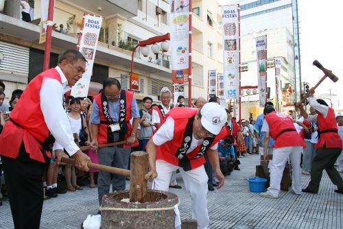 サンパウロ市の東洋街では年末、こんな餅つき風景も