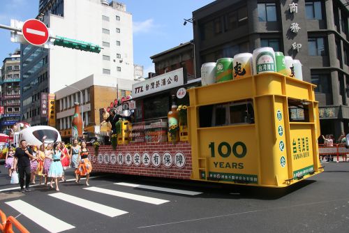 台湾ビールの山車