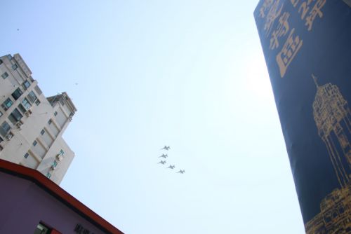 軍用機も空を