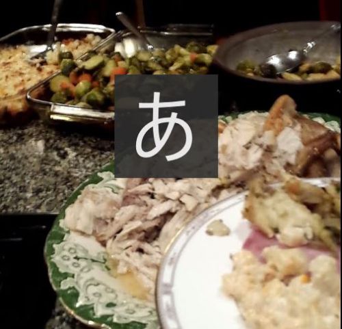 七面鳥、マッシュドポテト、芽キャベツ、サラダなどが並ぶクリスマスの食卓
