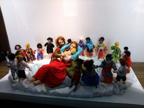 様々な人種や民族の人形が皆でキリストの誕生を見守っているプレゼピオ