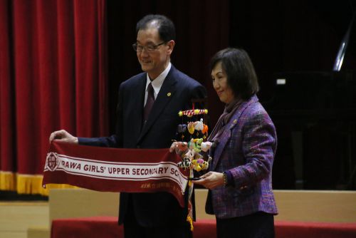 記念品の交換を行った高田直芳校長(浦和一女、左)と張碧娟校長(復興實中、右)