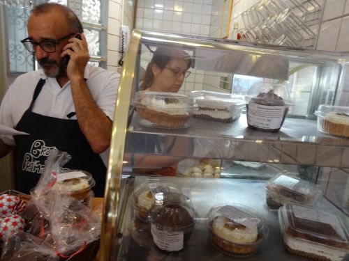 ヴィーガン向けのデザートと食事時間帯は大忙しのオーナーのアンドレさん