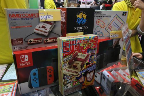 懐かしいゲーム機のミニ版も