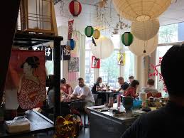 賑わいを見せるラーメン店内（画像提供：NSC)