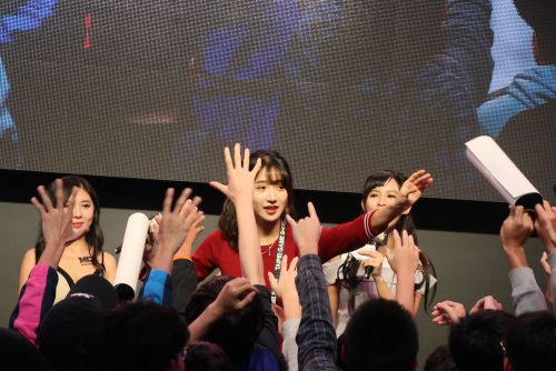 最後はポスター投げ