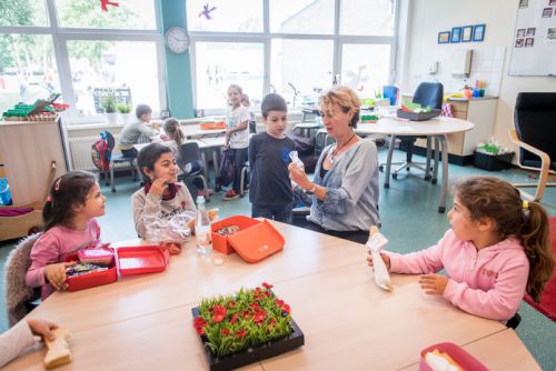 オランダ式？のランチを楽しむ生徒たち（画像提供：Nom)