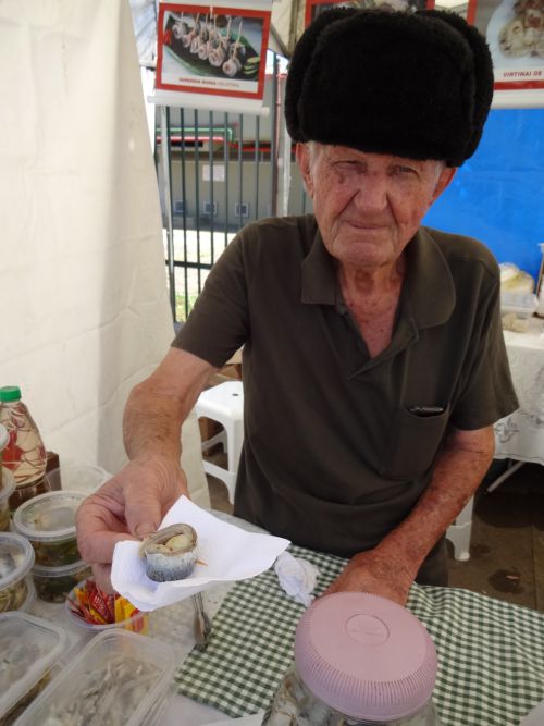 イワシの酢漬けを販売するリトアニア移民