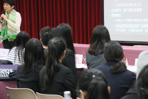 通訳（前列の左から3人目、後列の左から2人目）を配置