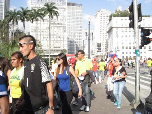 夏真っ盛り。サンパウロ市の中心街を歩く市民