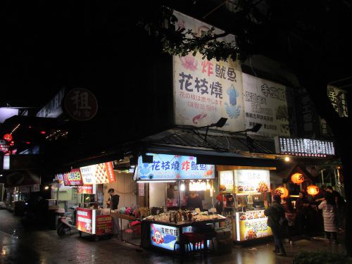 淡水河沿岸に続く屋台街