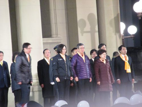 国旗掲揚式前に現れた蔡英文総統（前列右から4人目）と陳建仁副総統（前列右から3人目）