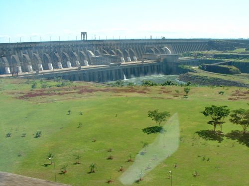 世界第２位の規模のイタイプ発電所のほぼ全景