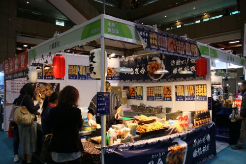 焼きそばや串焼きの屋台