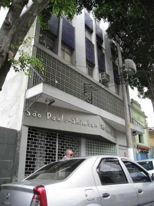サンパウロ新聞社の社屋。今年に入り、正面の出入り口は閉ざされたまま
