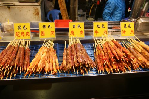 途中で見かけた串焼きの屋台より