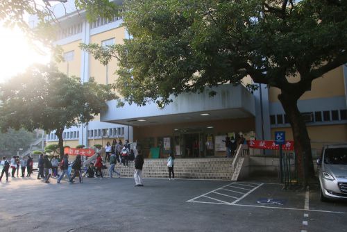 受験生と保護者の控え室の活動中心（体育館兼講堂）