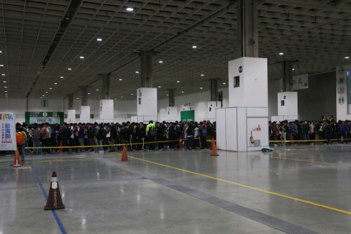 毎度おなじみの人気ブースの長い行列