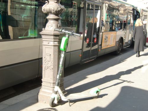 Limeのスクーターが乗り捨てられていたオペラ大通りにて。