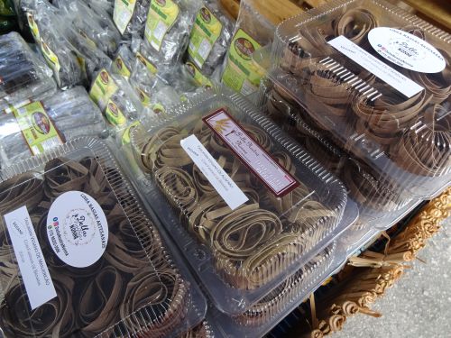 バナナの粉を使ったパスタ。左から、バジル、ウコン、パプリカ入り