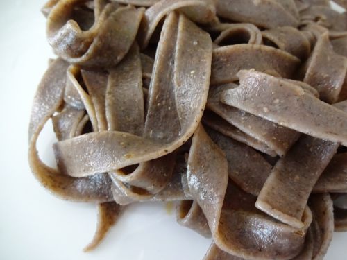 ゆでたバジル入りのバナナの粉を原料としたパスタ