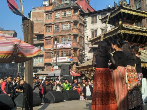 バザール中心の寺院前にステージ出現!