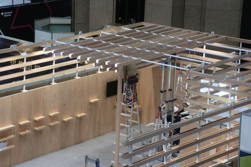 長い脚立を器用に使いこなす作業者たち