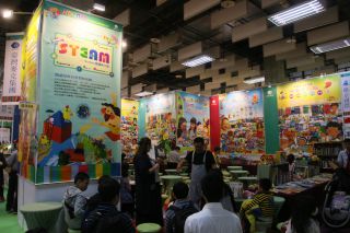 紙芝居を読んでいます