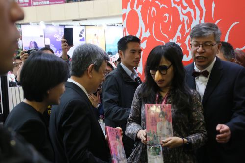 著書を進める宅女小紅さん（右から二人目）と会話を交わす陳建仁副総統