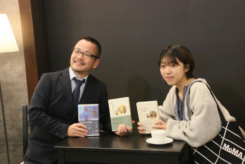 サイン会に来ていた許瞳氏（右側）と記念撮影