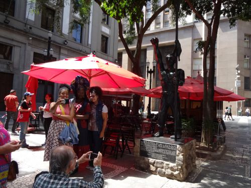 ツアーの特別ゲストとして同行したプルデンスさんと記念撮影するツアー参加者