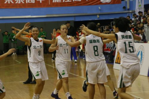 残り36.46秒で逆転の3ポイントシュートを決めた宋淑萍(ソン・シューピン、左から一人目)を迎える北一女の選手たち