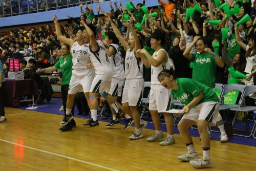 勝利目前で雄叫びをあげるベンチの選手たち