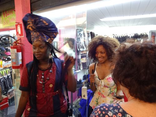 アフロヘアのヘアサロンで自己紹介するシエラレオネ出身の女性とプルデンスさん