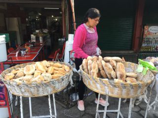 街角で焼きたて熱々を売っています。