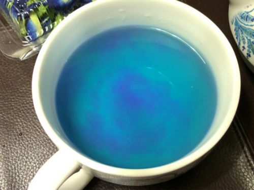 上のお茶にレモンを絞ると...