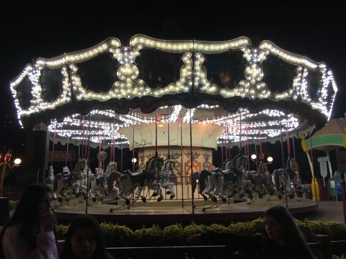 遊園地の開園時間は意外にも短く、昼の12時から夜の7時までと少し短めでした。