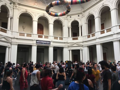 サンティアゴ旧市街にある現代美術館の一階部分のホールを開放してイベントは行われました。
