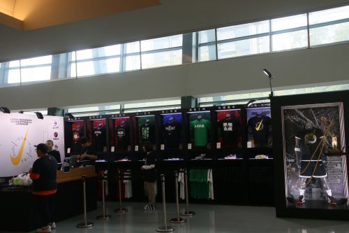 会場内の通路に設けられた販売所